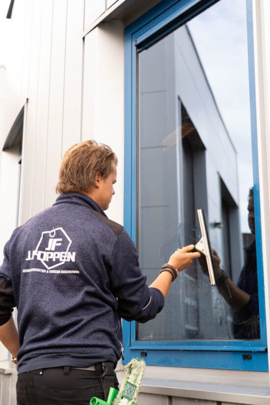 Gevel-, Kozijn- en Terreinreiniging Bedrijfspand Putten 2