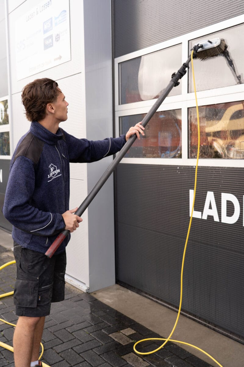 Glasbewassing voor helder en streeploos resultaat bij gebouwen en bedrijfspanden