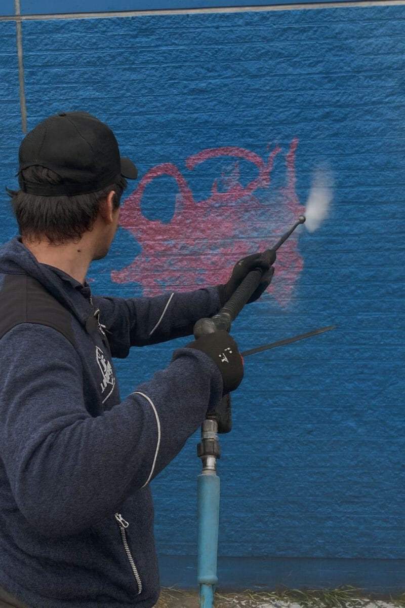 Graffiti-verwijdering met warm water en juiste druk voor schone gevels