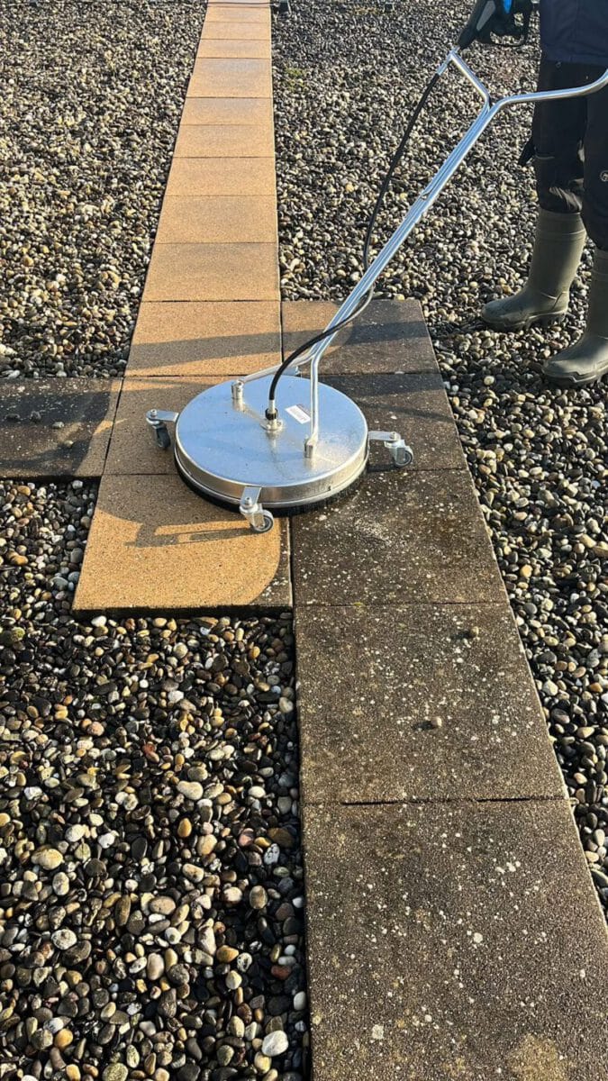 Straatwerk blijft langer schoon dankzij effectieve reiniging en aanslagverwijdering